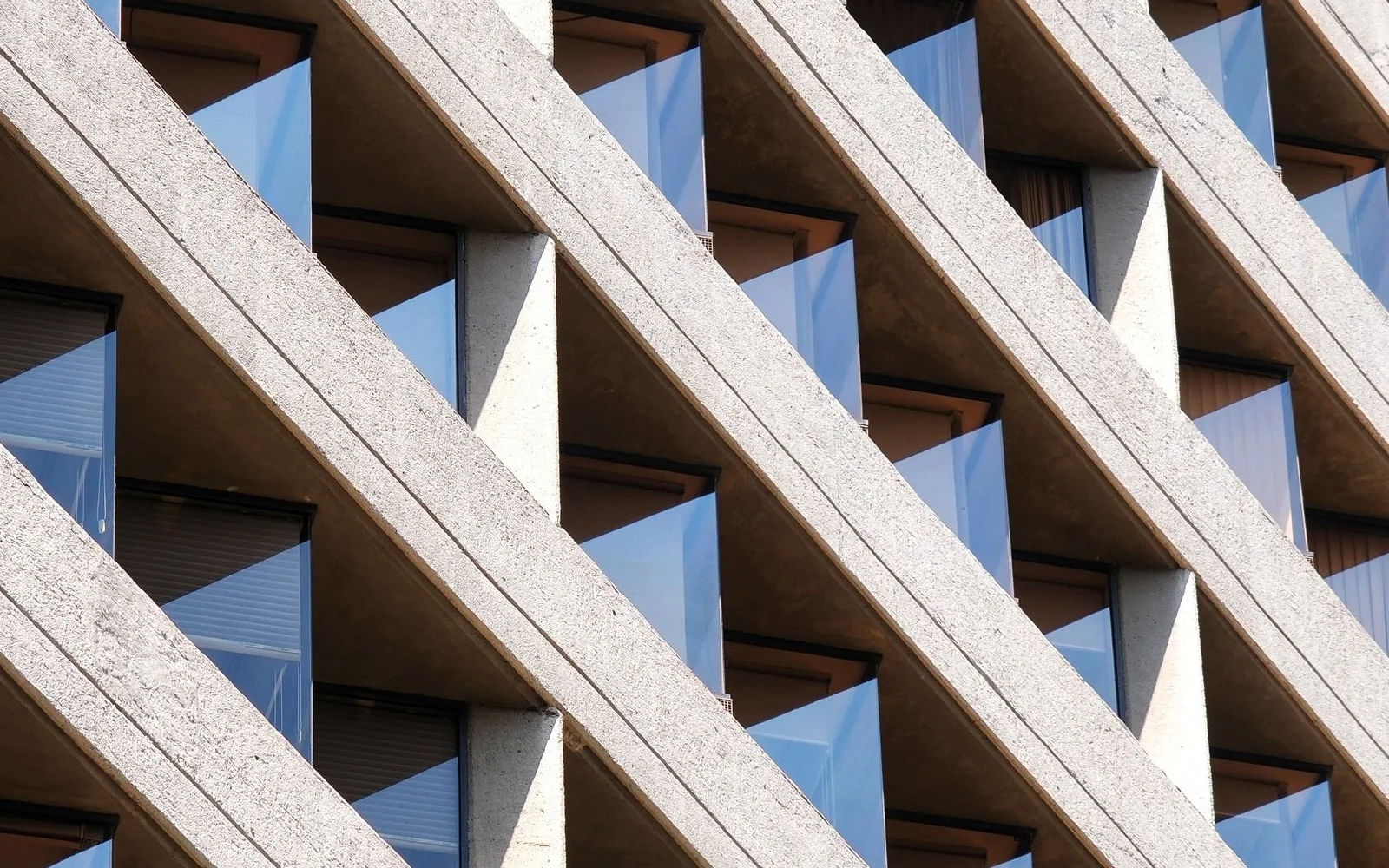 Geometrische Fassade eines Bürobestands als Ausgangspunkt einer möglichen Umnutzung